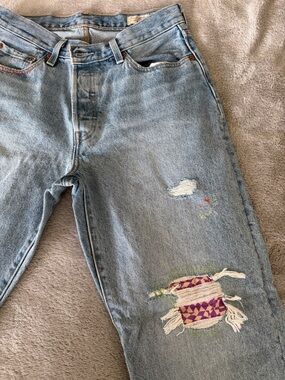 Light Wash Relaxed Women’s Jeans with Embroidered Patch